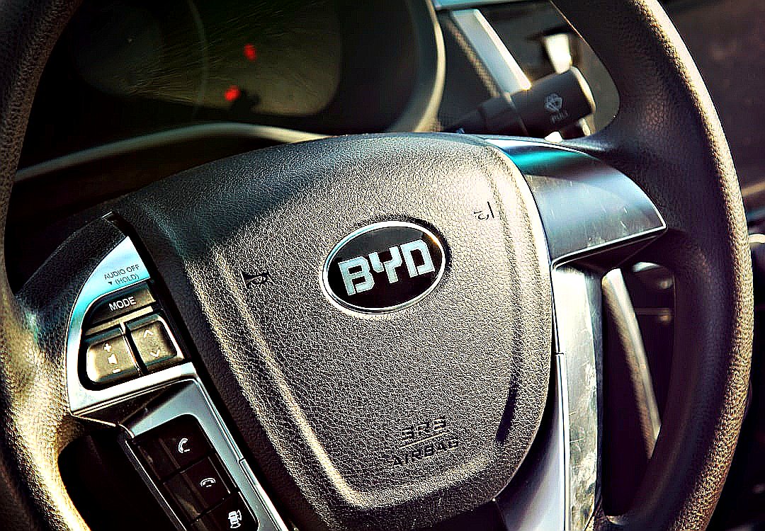 black vehicle steering wheel close-up photography