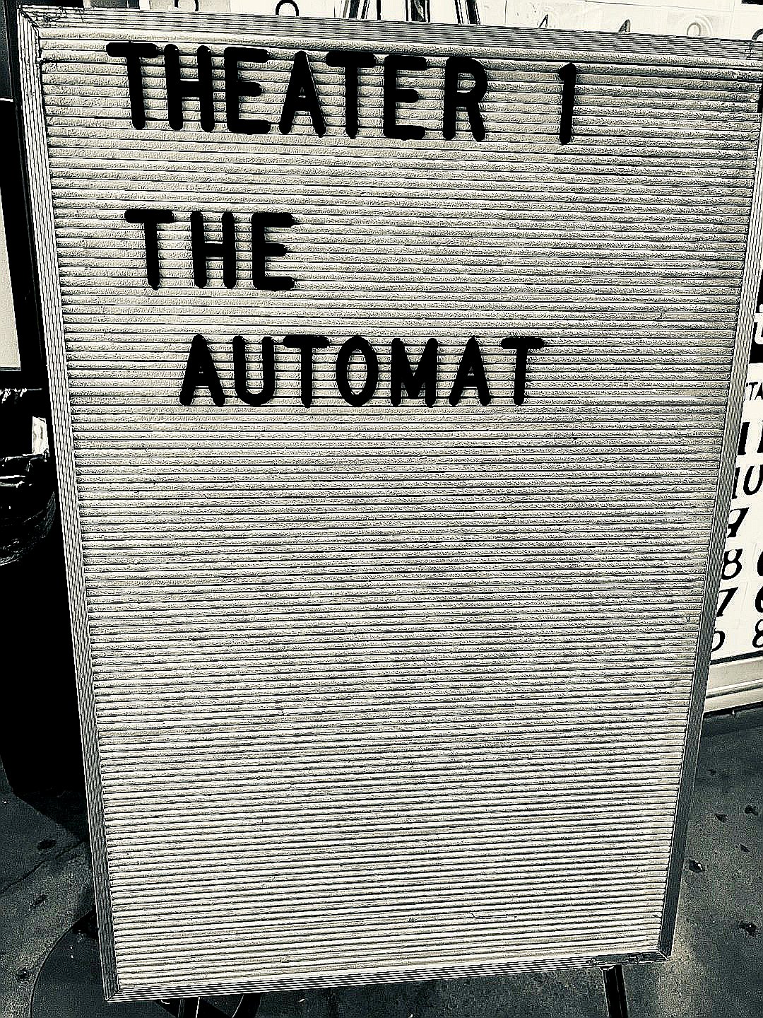 a sign that says theater i the automat